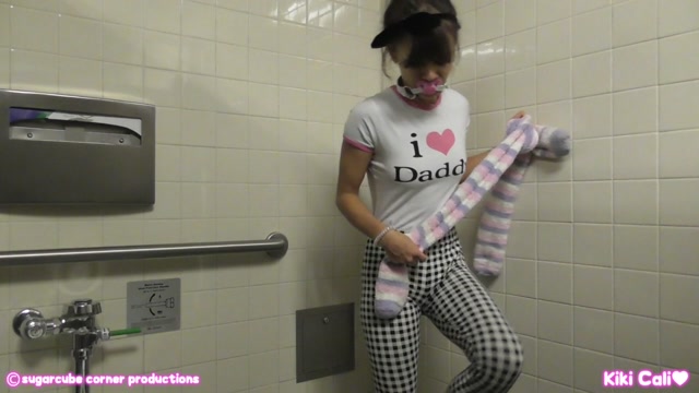 ManyVids_presents_Kiki_Cali_-_Airport_bathroom_self-fuck_punishment.mp4.00013.jpg