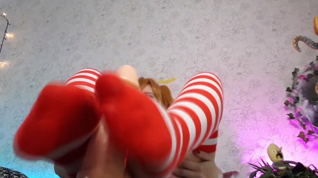 SmurfAss_-_Christmas_socks_footjob._no_panties_POV.mp4.00009.jpg