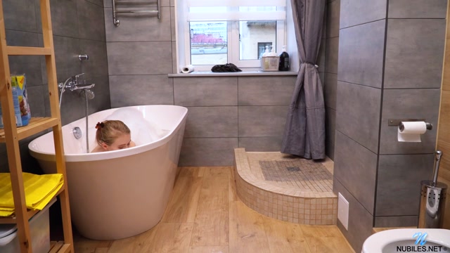 Nubiles_presents_Light_Fairy_-_Bubble_Bath_26.02.20.mp4.00000.jpg
