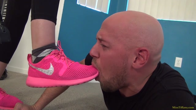 Foot_Worship___Miss_Tiffany___Dante_Worships_Sneakers_2.mp4.00007.jpg