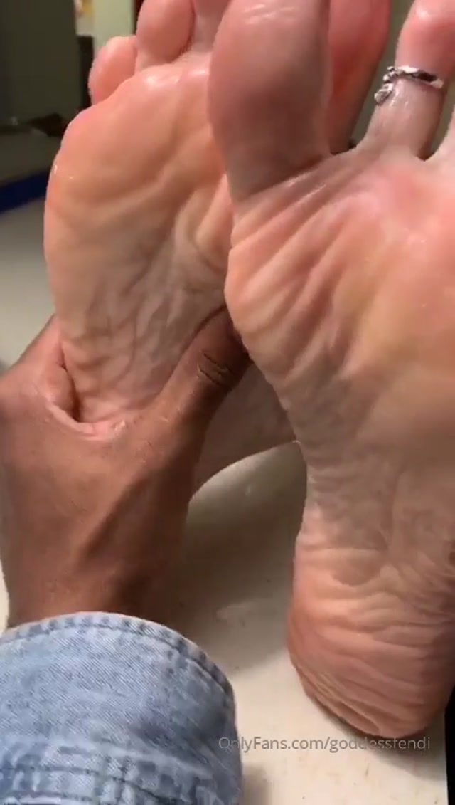 goddessfendi_03-04-2020_Up_close_and_personal_w_the_softest_soles_you_ll_ever_feel..mp4.00013.jpg