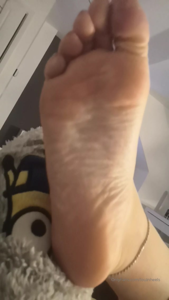 louinheels_03-01-2020_Goodnight._Excuse_my_sexy_pj_bottoms..mp4.00008.jpg
