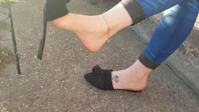 camilla_tootsie_26-02-2019_A_little_shoe_dangling_to_get_your_hearts_racing.mp4.00007.jpg