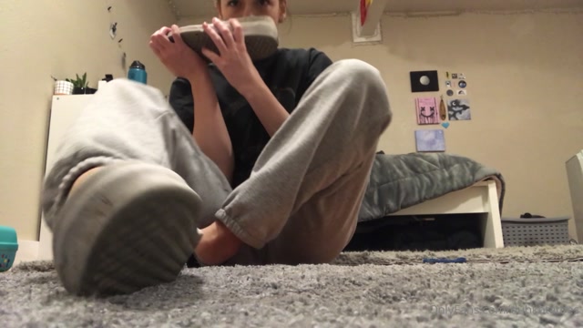 duhkotatoes_07-05-2020_stinky_feet_anyone.mp4.00001.jpg