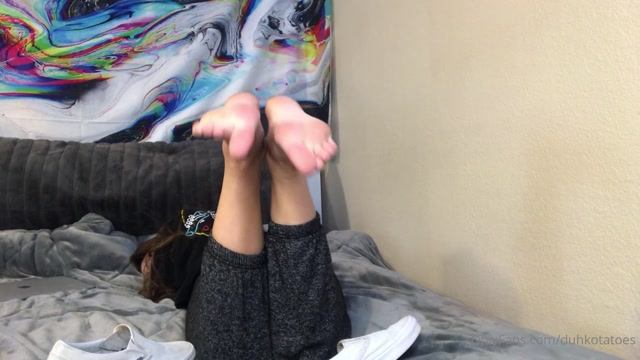 duhkotatoes_08-06-2020_shoe_sock_sole_show._Sorry_for_the_late_upload_DM_me_requests_I_m_filming_everything_on_We.mp4.00008.jpg