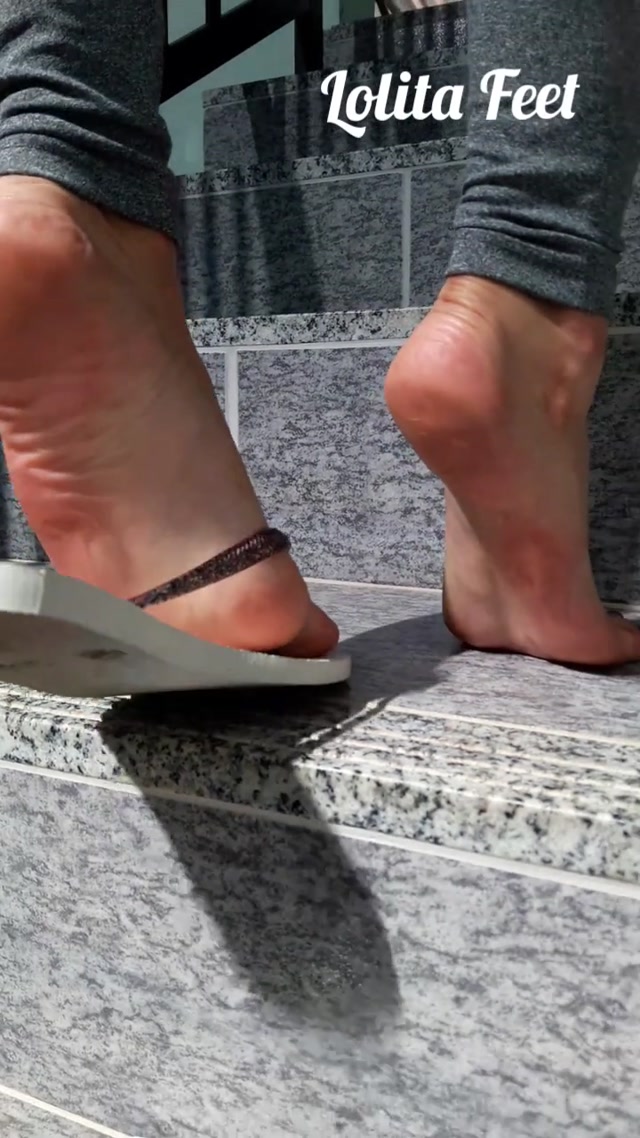 lolitafeet_05-10-2018_Showing_my_delightful_soles._Flip_flops_on_the_feet_bl.mp4.00006.jpg