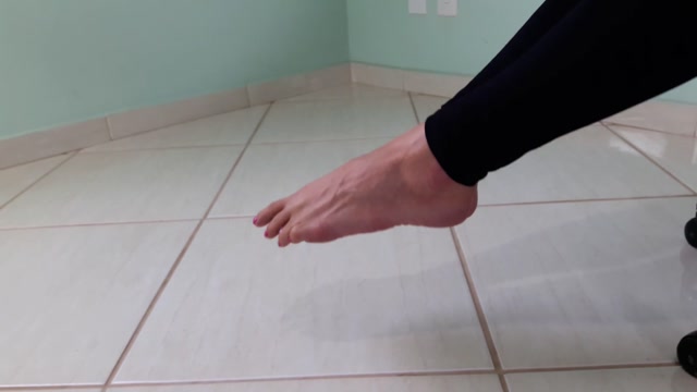 lolitafeet_06-10-2018_It_s_dangling_time_-_5_.mp4.00006.jpg
