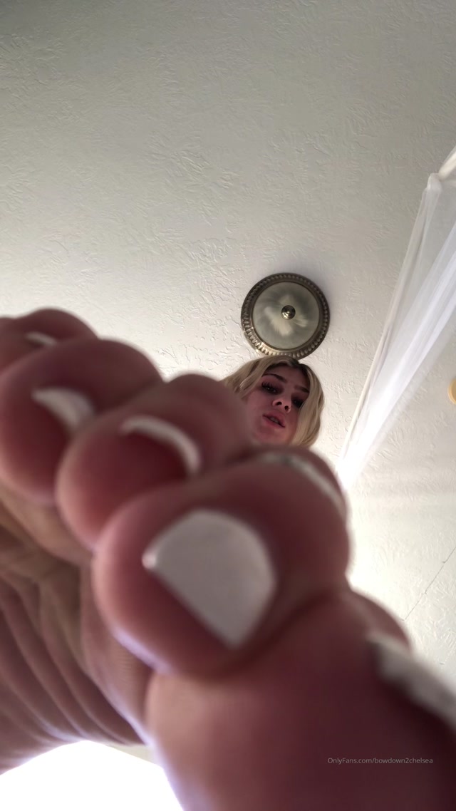 bowdown2chelsea_27-11-2019_Worship_me_from_the_floor_footfetish.mp4.00008.jpg
