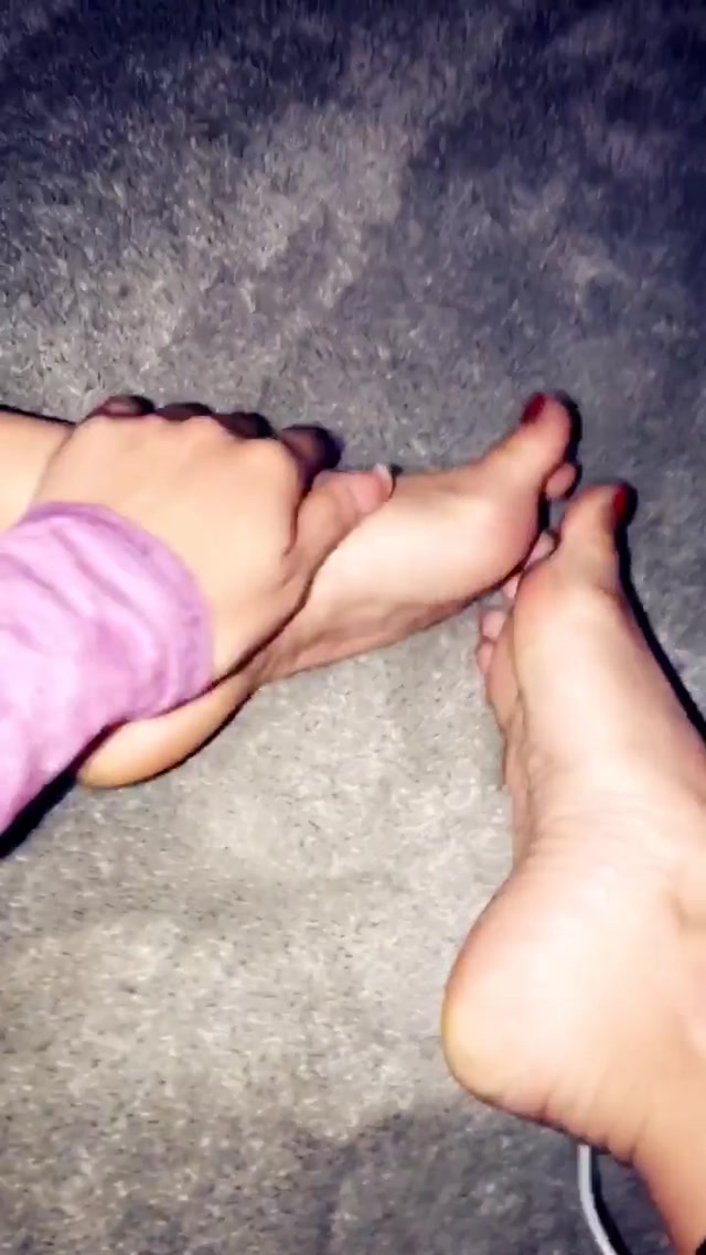 emilywillisxxx_07-06-2018_For_my_feet_lovin_sweeties.mp4.00009.jpg