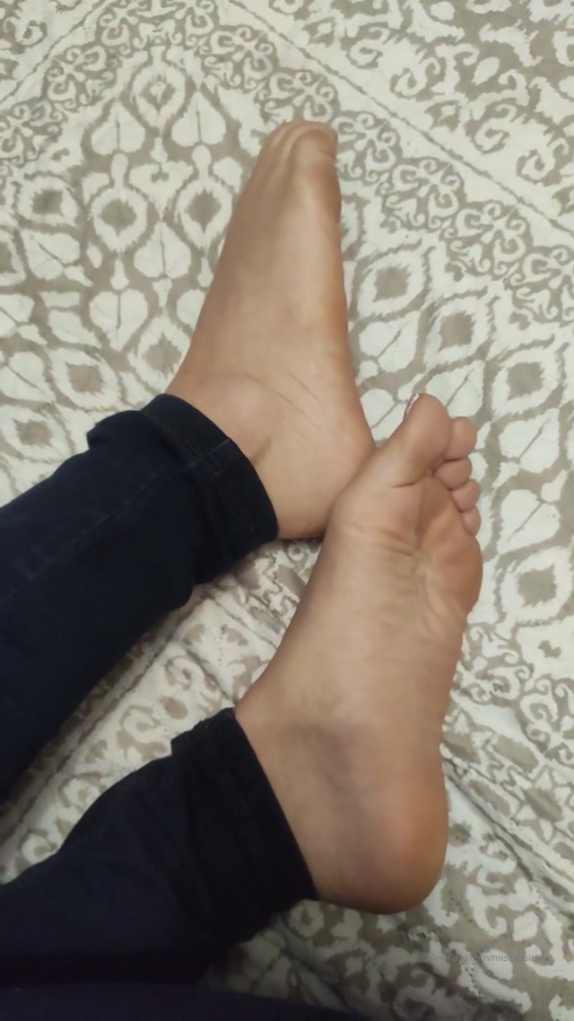 mistressinni_02-04-2020_Feet_..._feet_..._feet_..._fee.mp4.00004.jpg