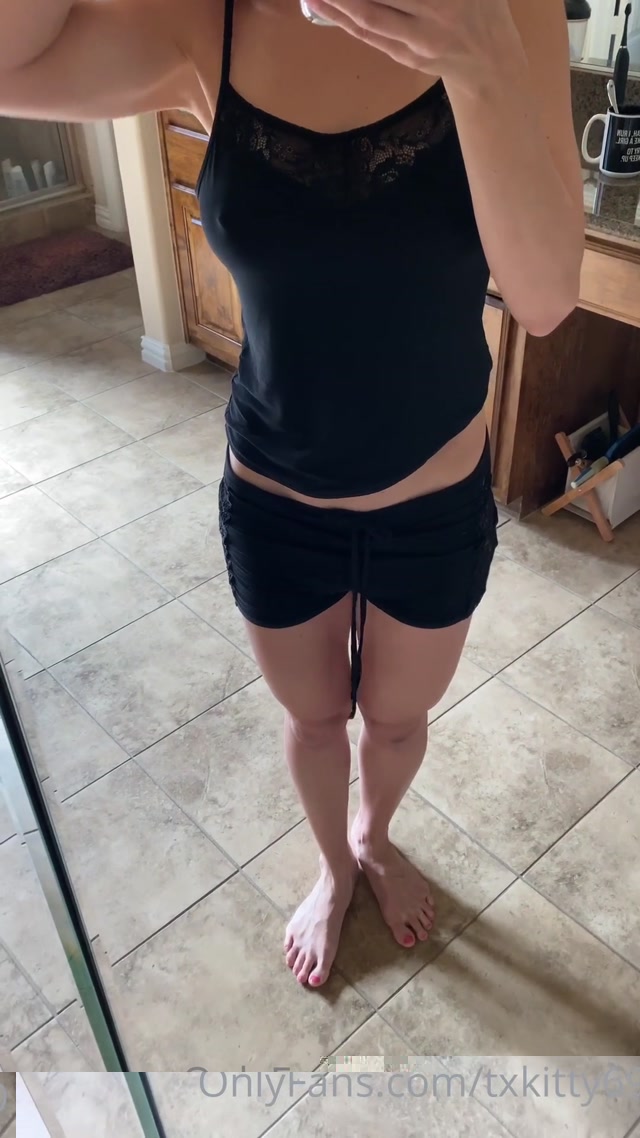 txkitty69_01-05-2020_TGIF_What_are_all_my_horny_boys_up_to_today.mp4.00002.jpg