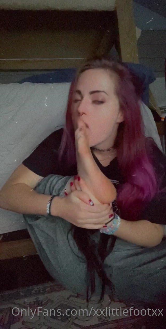 xxlittlefootxx_24-07-2020-85900211-Worship_me.mp4.00006.jpg
