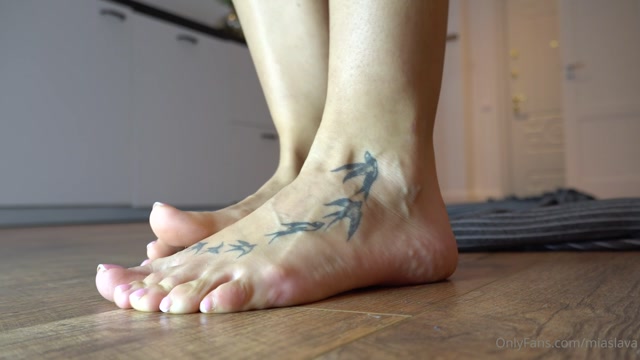 aliceredlips_10-05-2020_For_all_my_feet_admirers_Aren_t_my_feet_and_soles_are.mp4.00007.jpg