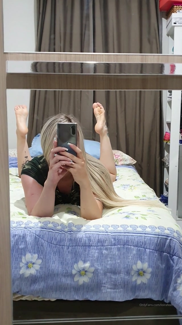 loirafeet_01-02-2020_Imagine_you_behind_me_on_your_knees_licking_these_soles_Imagina_voc_por_tr_s_de_mim_de_joe.mp4.00008.jpg