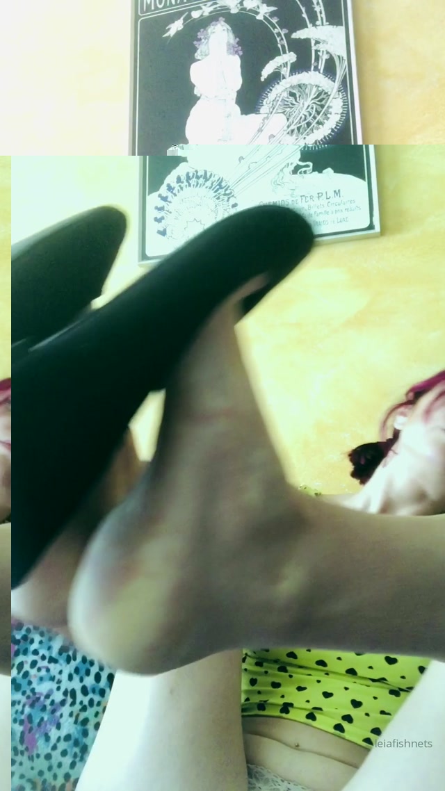leiafishnets_28-11-2019_sniffing_my_boots_and_flats..._are_you_jealous.mp4.00010.jpg