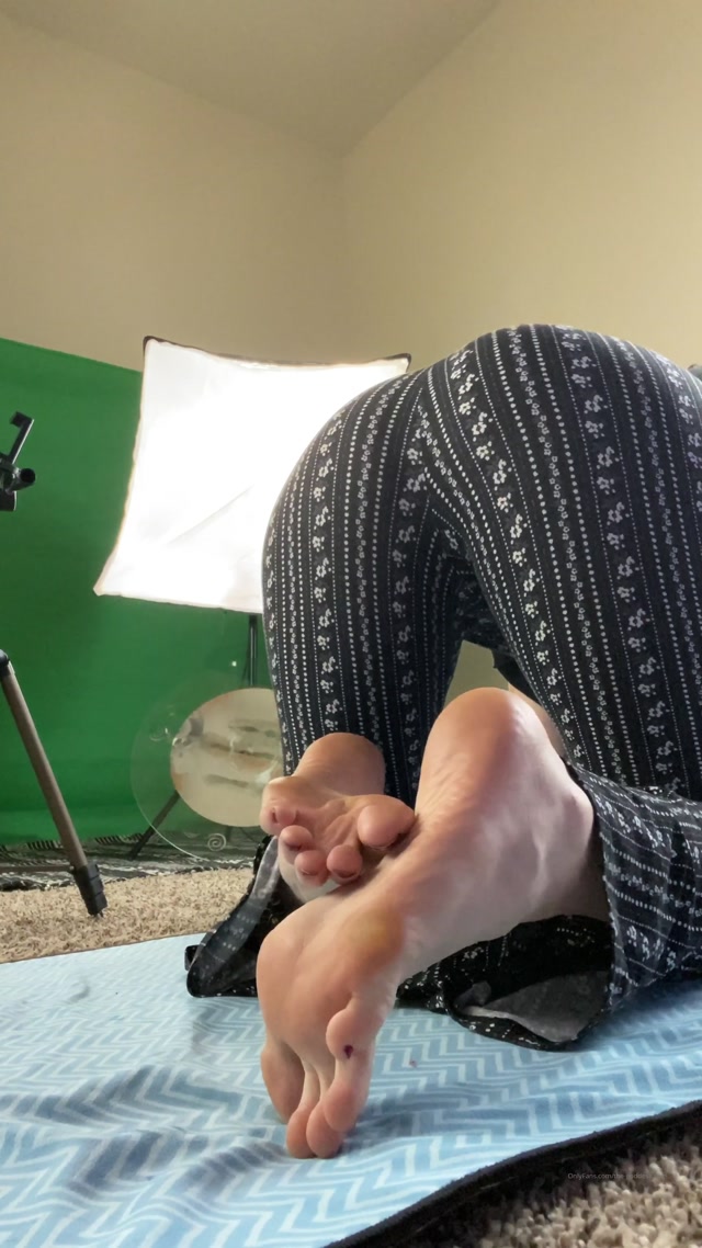 the-goddess-clue_21-02-2020_Wiggling_and_jiggling_my_ass_for_YOU.mp4.00001.jpg