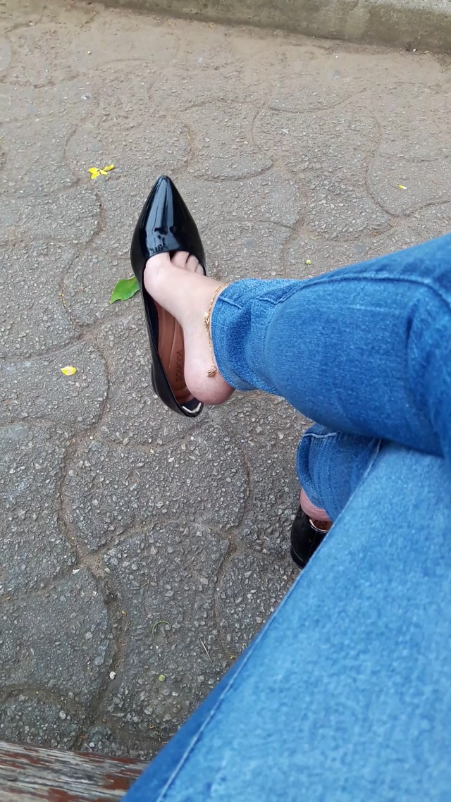 lolitafeet_21-08-2018_Outdoor_dangling_-_Black_flats_-_6_min.mp4.00005.jpg