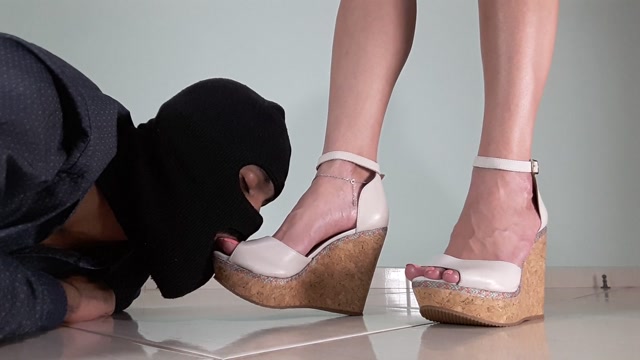 lolitafeet_25-09-2018_Worship__white_heels_with_peach_nails__-_8_min.mp4.00003.jpg