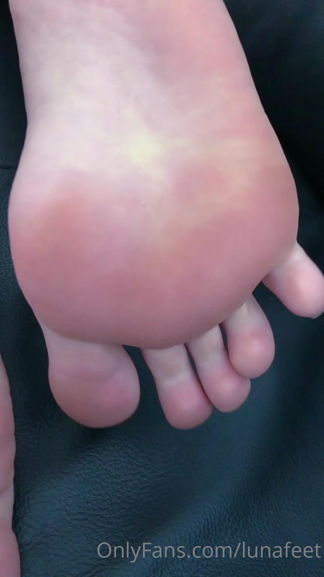 lunafeet_02-11-2020-1185488418-Close_up_soles._Close_das_solinhas..mp4.00004.jpg