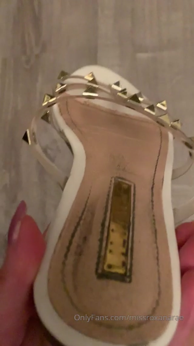 missroxanarae_05-08-2019-49059831-do_You_want_to_smell_my_feet.mp4.00003.jpg