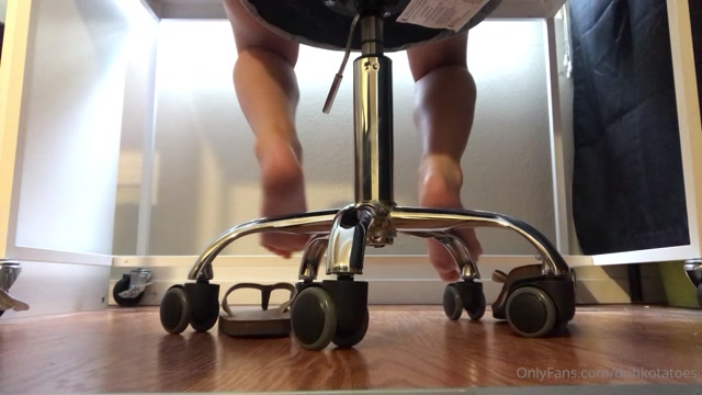 duhkotatoes_13-05-2020-39320419-why_are_you_watching_my_feet.mp4.00008.jpg