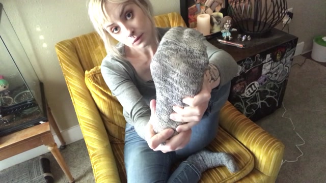 graveyardfeet_16-12-2019-16528900-showing_you_my_dirty_socks_feet._and_self_worship.mp4.00001.jpg