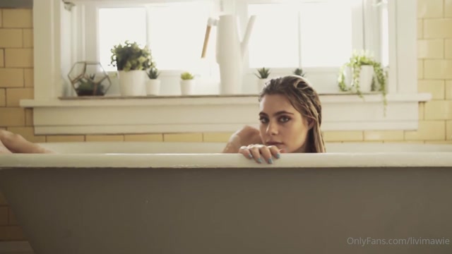 liviblondie_26-03-2021-702245177-.mp4.00008.jpg