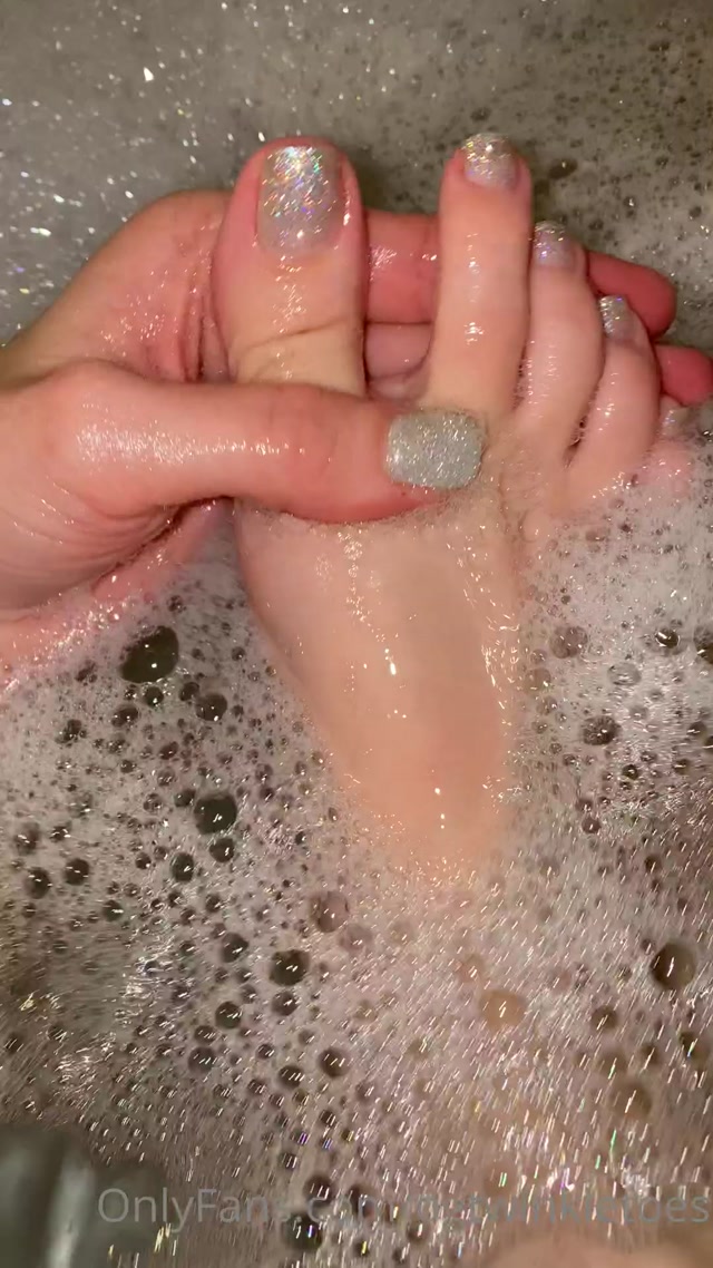 waifufeetmilk_23_09_2020_948891027_bubble_bath.mp4.00012.jpg