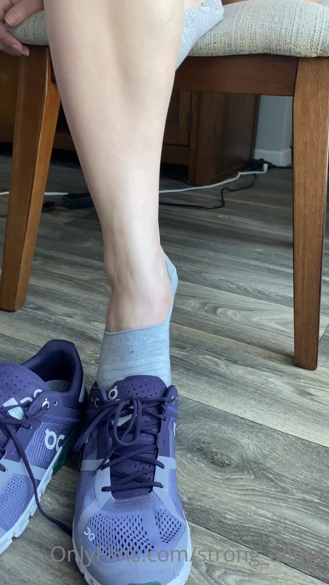 strong-allure-06-02-2021-2026166581-you-can-hear-my-long-nails-scraping-underneath-the-socks-would-that-be-considered-asmr 00005