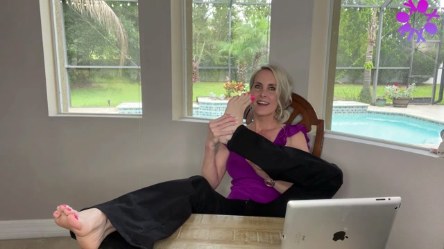 korixoxo custom hotel check in smelly feet 00007