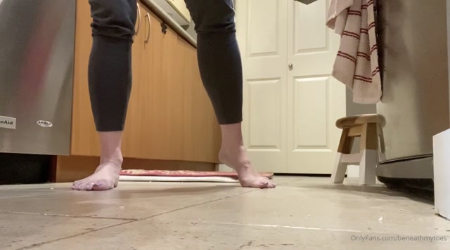 beneathmytoes 26 04 2020 262498257 4 10 minutes you get to watch me kinda dance and clean my fridge how fun haha some peopl 00005