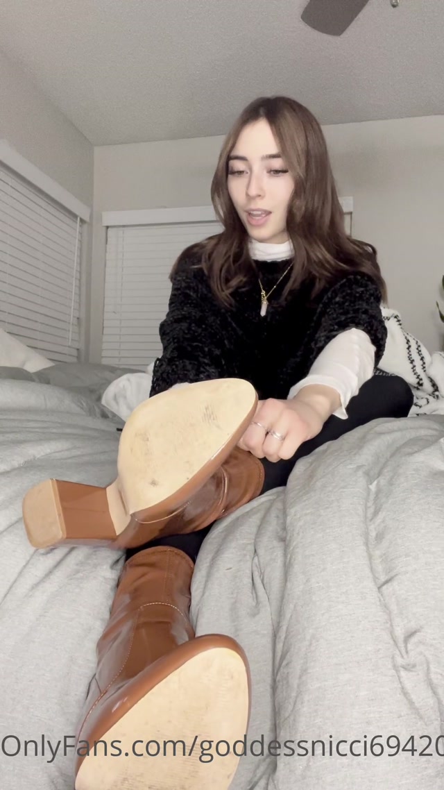goddessnicci69420 20 12 2021 2307353634 this christmas party made my feet stink soooo bad don t you wish you were here to smell 00001