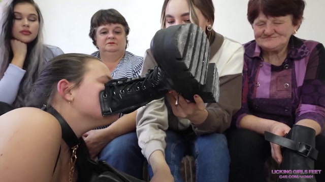 LickingGirlsFeet11 - Don