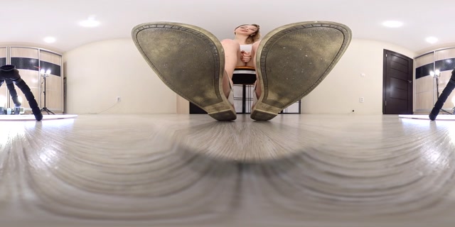 Skyler - let me step on you, honey VR 360 Full HD 00004