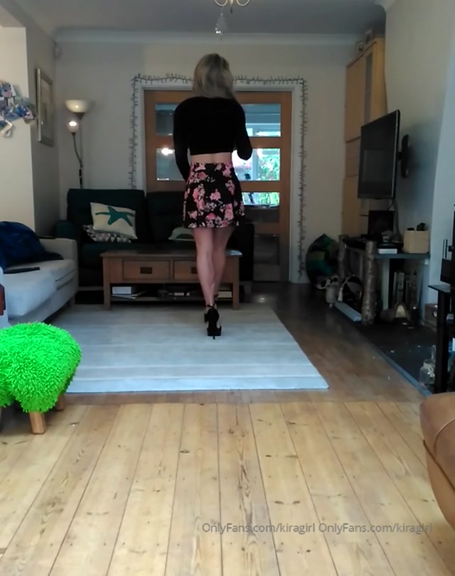tayrosiee aka  Taylor - [2019-07-19] lking around with a 6in dildo in, hidden under my skirttayrosiee 00000