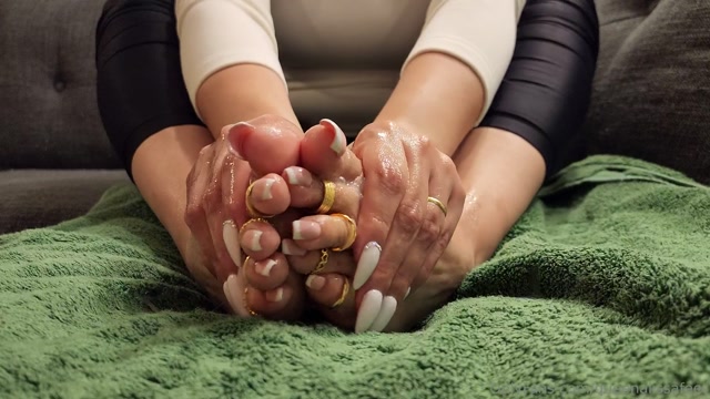 QueenAlissaFeet 010 26-12-2022-2726028510-The secret to truly soft skin  In this video I made my boy explode all over my feet so I can massage - FootJob 00003