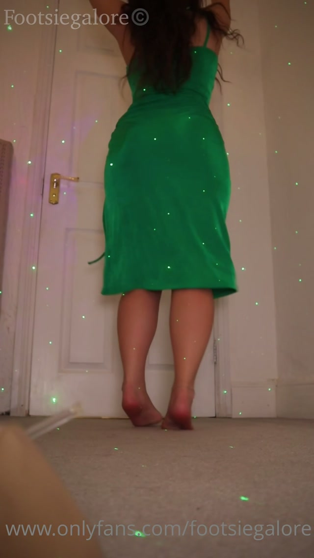 footsiegalore 31-12-2022-2730288081-HAPPY NEW YEAR   Dancing into 2023 with these hot sweaty feet and hoping for the next year 00014