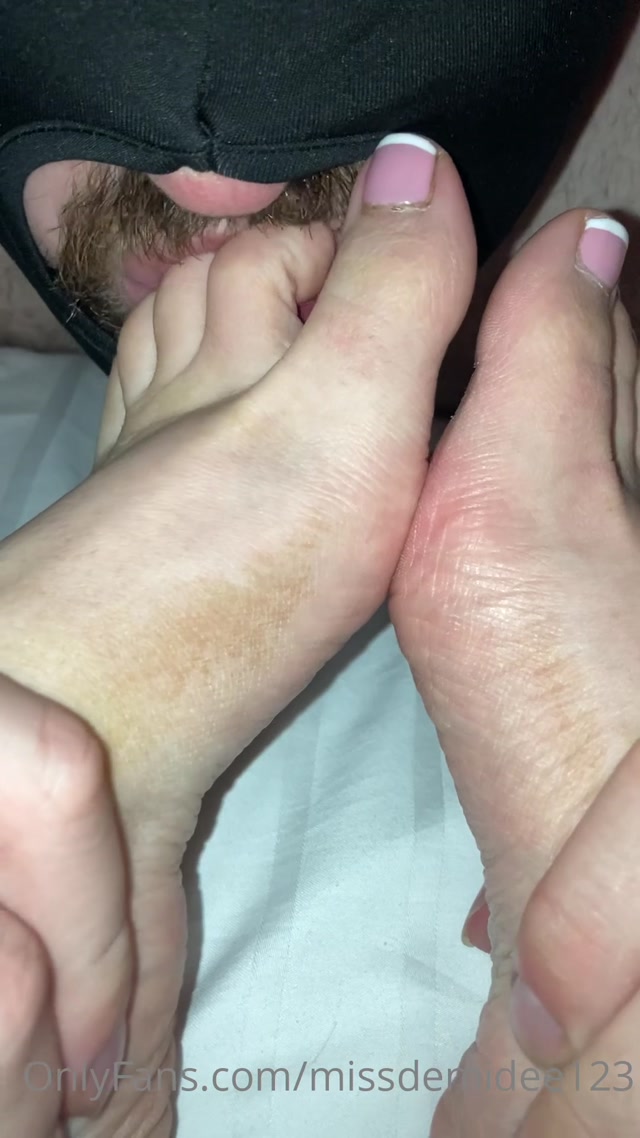 missdemidee123 14 09 2022 2601069040 foot worshipping done right. slave loves to suck on my toes as i sip my wine 00001 missdemidee123 14 09 2022 2601069040 foot worshipping done right. slave loves to suck on my toes as i sip my wine 00001