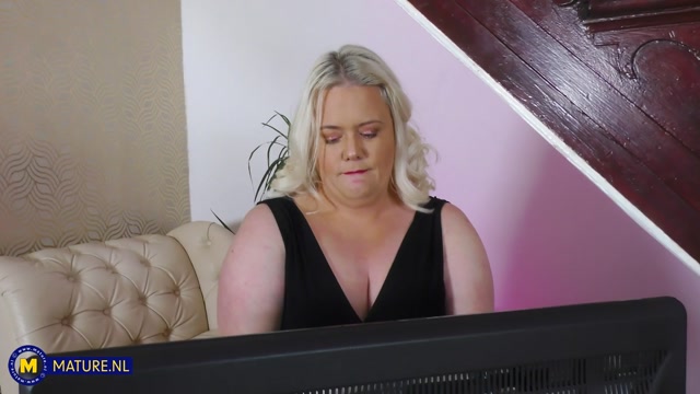 Blonde BBW cougar Kerry is a naughty British housewife that loves to masturbate her shaved pussy(2023) 00001 Blonde BBW cougar Kerry is a naughty British housewife that loves to masturbate her shaved pussy(2023) 00001