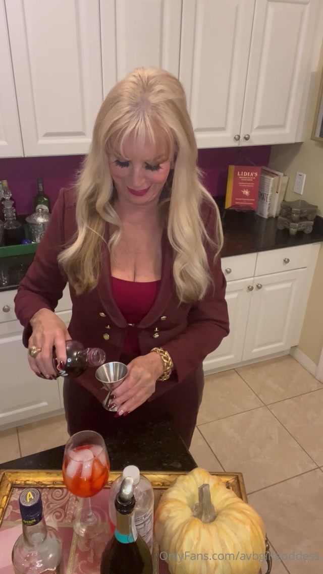 avbgilfgoddess 04-11-2023-3075341924-mixing up an Aperol Pomegranite Spritzer. If you _1 00003