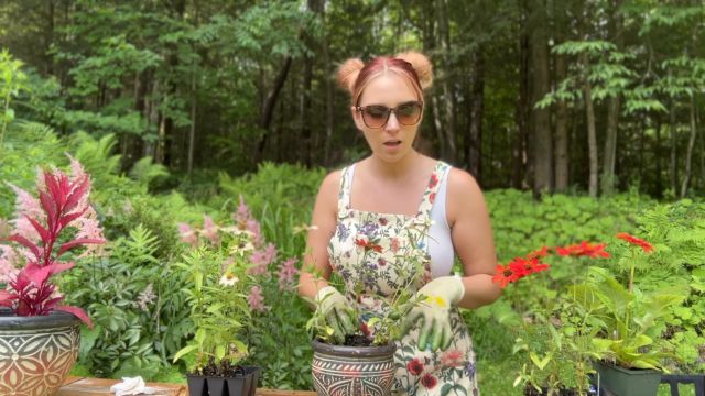 SneezeGoddess - Enduring an Allergy Attack Gardening 00007 SneezeGoddess - Enduring an Allergy Attack Gardening 00007